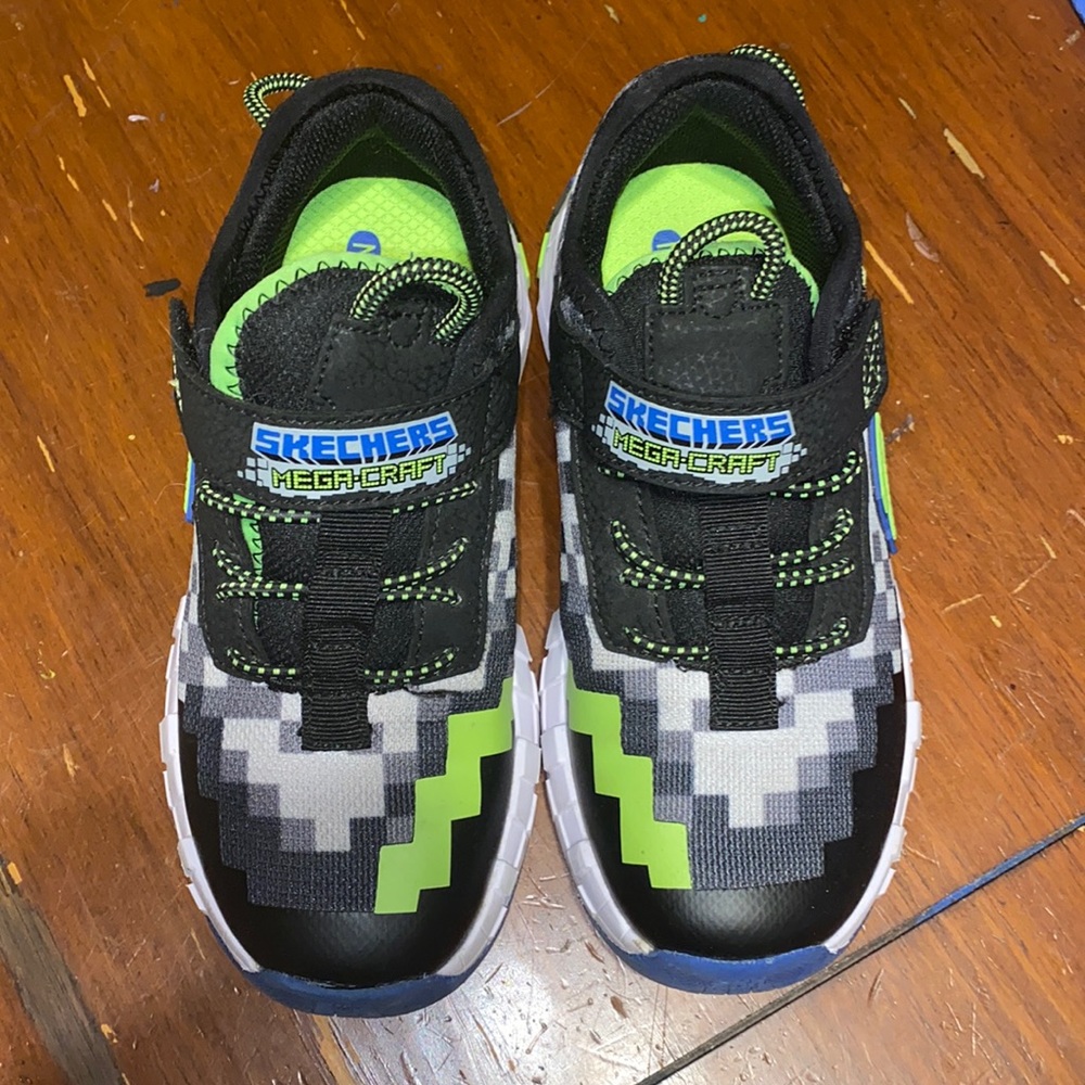 Boys Size  1.5 Skechers